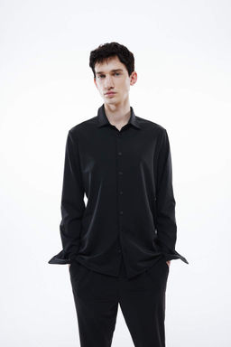 Рубашка узкого кроя с воротником-поло и длинными рукавами