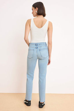 Koyu Mavi Yuksek Bel Comfort Esnek YENI Mom Jeans TWOAW26JE00026 - Trendyolmilla фото 16