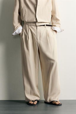 PANTAL?N RELAXED FIT FLUIDO PLIEGUES / Beige