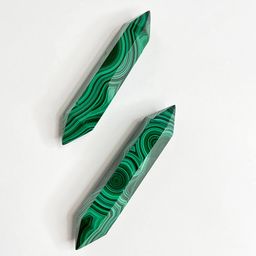 Кристалл двухконечный из Малахита