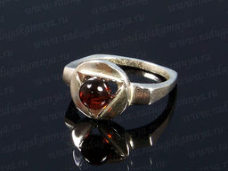 Кольцо с янтарём в посеребрении геометрическое коньячный