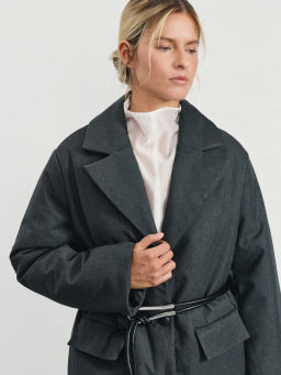 Куртка с поясом и акцентной деталью / Zarina фото 3