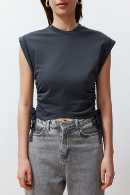 TRENDYOLMILLA Antrasit %100 Pamuk Buzgu Detayl? Crop Yarasa Kol Orme T-Shirt TWOSS24TS00026  фото 12