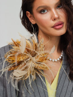 авторская Брошь с натуральным страусиным перьям премиального качества