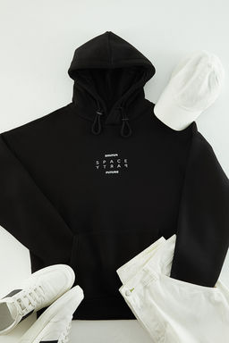 Siyah Regular Fit/Normal Kesim Kapusonlu Reflektor Yaz? Bask?l? Sweatshirt TMNAW24SW00030