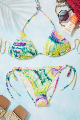 TRENDYOLMILLA Batik Desenli Ucgen Baglamal? Regular Bikini Tak?m? TBESS22BT0003