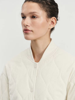 Стеганая куртка-бомбер из фактурной ткани / Zarina фото 7