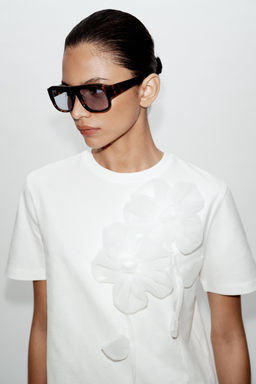 CAMISETA FLORES VOLUMEN / Blanco
