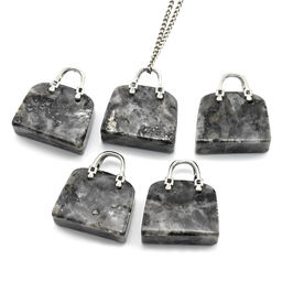 Оригинальная подвеска с лабрадором (ларвикит) в форме сумочки 25*10*27мм.