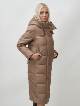 Пальто утепленное стеганное зимнее с капюшоном женское коричневого цвета 9606K