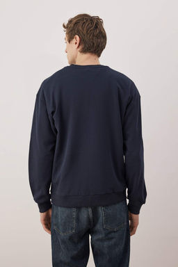 Koyu Lacivert Oversize/Genis Kesim Bisiklet Yaka Kaplan Nak?sl? Sardonsuz Sweatshirt TMNAW25SW00194