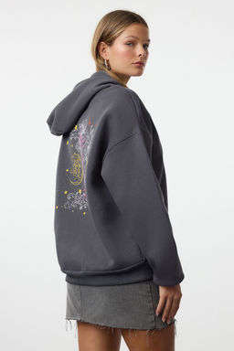 Antrasit Kal?n Ici Polarl? Kapusonlu Bask?l? Oversize/Genis Kal?p Orme Sweatshirt TWOAW24SW00136