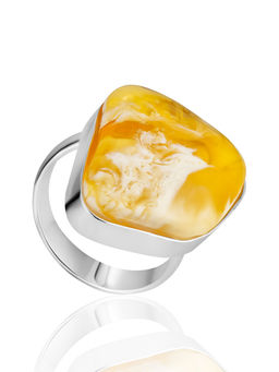 Кольцо из натурального цельного янтаря с живописной текстурой
