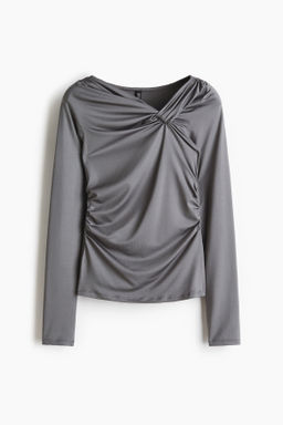 Top con detalle girado