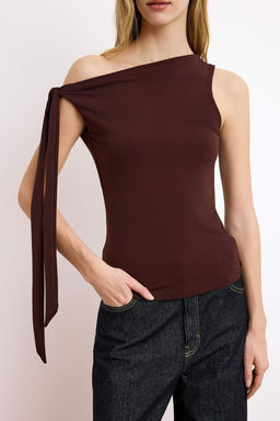 Kahverengi Asimetrik Yaka Baglama Detayl? Esnek Orme Bluz TWOSS25BZ00400