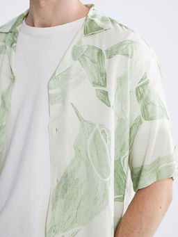 Regular Fit Resort Yaka K?sa Kollu Desenli Poplin Erkek G?mlek