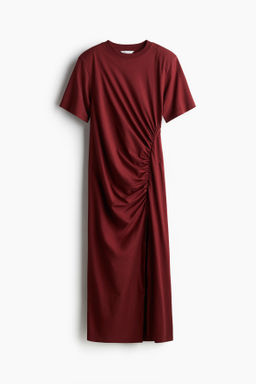 Vestido camiseta con hombreras