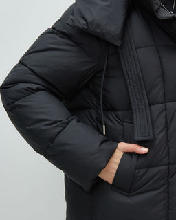 Пальто зимнее утепленное с капюшоном женское черного цвета 7700Ch - Visdeer фото 15