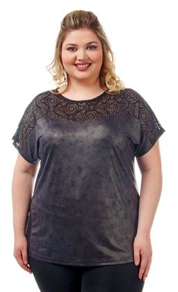 замечательная блуза со спущенным коротким рукавом и кокетками из кружевного полотна с изящным узором