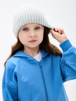 Светло-серая вязаная шапка