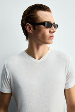 CAMISETA CUELLO PICO ESTRUCTURA VISCOSA / Blanco