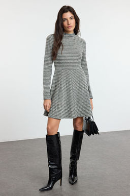 Trendyolmilla Siyah Tuvit Bisiklet Yaka Skater/Belden Ac?lan Volanl? Mini Orme Elbise TWOAW25EL00525  фото 2