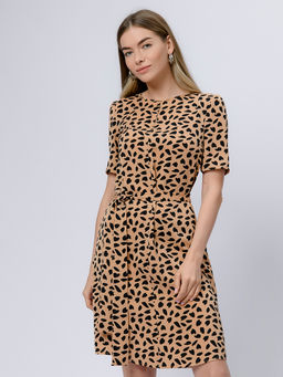 Платье длины миди цвета мокко с принтом и короткими рукавами