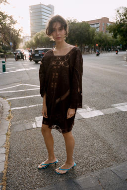 VESTIDO CANVAS BORDADOS CALADOS / Marr?n