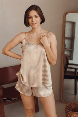 Кремовый комплект из атласа в полоску майка и шорты