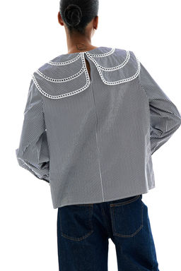 Blusa de algodon con ribetes de encaje