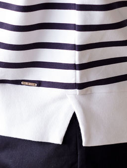 D49.055 Джемпер женский белый-т.синий полоса