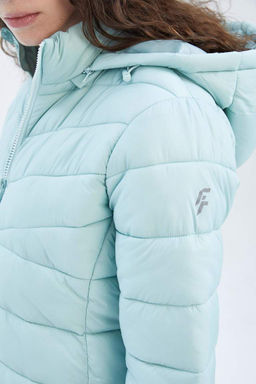 Водоотталкивающая приталенная куртка-пуховик с капюшоном DeFactoFit  фото 9