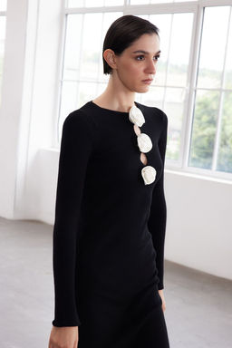 TRENDYOLMILLA Limited Edition Siyah Maxi Premium Iplik/Ozel Iplik Triko Gul Detayl? Elbise TWOAW25EL00236  фото 3