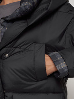 Зимняя женская куртка модная с капюшоном черного цвета 133105Ch