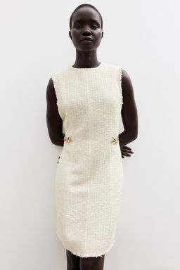 Vestido de boucle con cadena decorativa