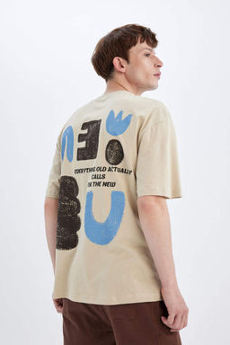 Футболка Comfort Fit с круглым вырезом и короткими рукавами с принтом на спине