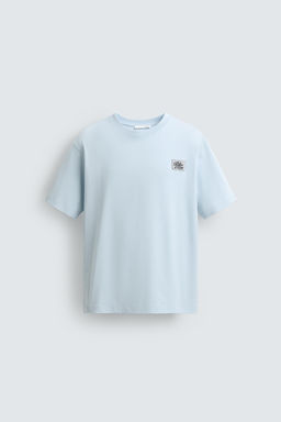 CAMISETA ESTAMPADO CONTRASTE PARCHE / Celeste