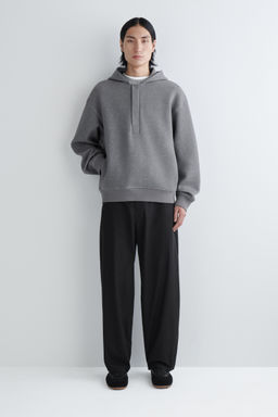 SUDADERA CON CAPUCHA EFECTO NEOPRENO
