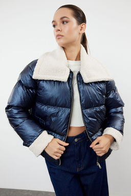 TRENDYOLMILLA Lacivert Yakas? Pelus ve Kemer Detayl? Parlak Su Itici Sisme Mont TWOAW25MO00062