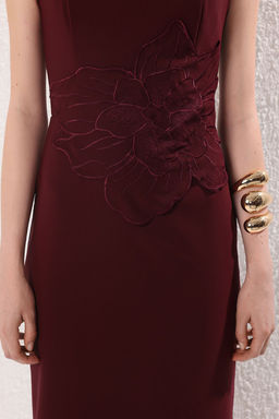 Trendyolmilla Bordo Cicek Aplike Detayl? Dokuma Maxi Abiye & Mezuniyet Elbise TPRSS25AE00177 фото 9