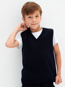 Темно-синий вязаный жилет для мальчика