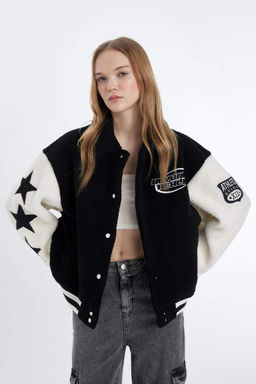 Плюшевая куртка-бомбер с карманами и карманами на кнопках с вышивкой поло большого размера - Defacto фото 4