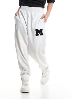 Брюки спортивные с эмблемой 22-7611 светло-серый меланж - Mini maxi фото 46