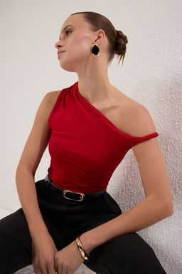K?rm?z? Asimetrik Yaka Buzgu/Drape Detayl? Fitted/Vucuda Oturan Orme Bluz TWOSS25BZ00279