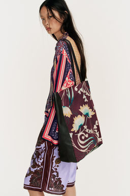 BOLSO SHOPPER DETALLES PIEL LIMITED EDITION / Negro