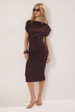 TRENDYOLMILLA Yag Yesili Midi Buzgu/Drape Detayl? Orme Elbise TWOSS25EL00780