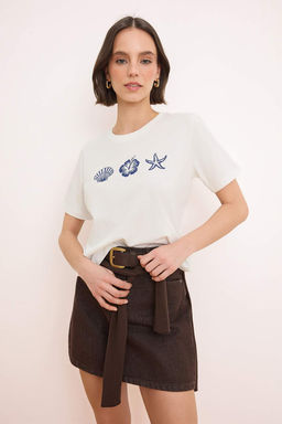 Ekru Bask?l? Regular/Normal Kal?p K?sa Kollu 24/1 penye suprem Orme T-Shirt TWOSS26TS00085