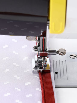 Цена за 2 шт. Лапка для швейных машин, для вшивания потайной молнии с направляющей, 2.2×1.8×0.8 см