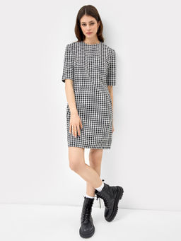Платье-футляр в мелкий черно-белый рисунок черно -белая пепита 152548