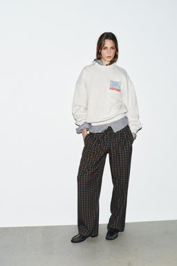 SWEATSHIRT WITH CONTRAST SLOGAN